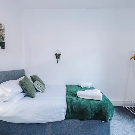 Large 4 Bed House Sleeps 8 By Host A *