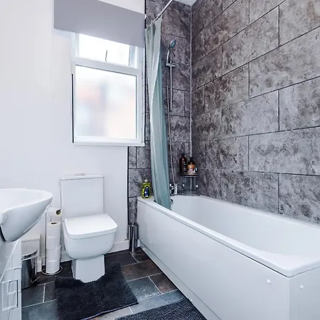 Large 4 Bed House Sleeps 8 By Host A