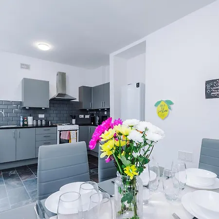 Сasa de vacaciones Large 4 Bed House Sleeps 8 By Host A Mánchester