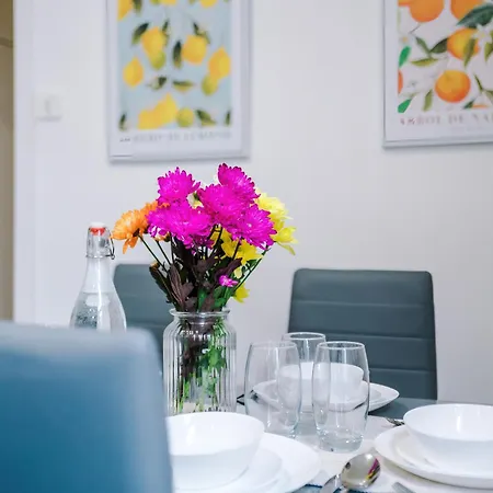 Large 4 Bed House Sleeps 8 By Host A מנצ'סטר