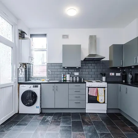 Large 4 Bed House Sleeps 8 By Host A בית נופש מנצ'סטר