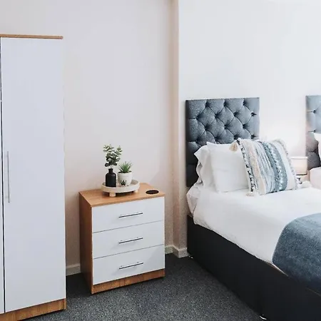 Near Centre Ideal Sport Or Gigs Sleeps 6 People Apartment