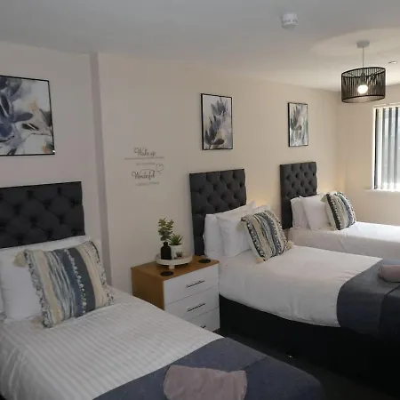 Near Centre Ideal Sport Or Gigs Sleeps 6 People Apartment