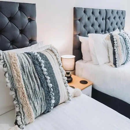 Near Centre Ideal Sport Or Gigs Sleeps 6 People *