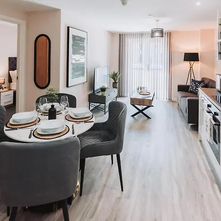 Near Centre Ideal Sport Or Gigs Sleeps 6 People *