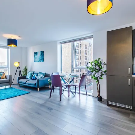 Lux Livin' - Luxury 5 Bed Centre