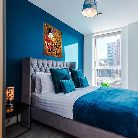 Lux Livin' - Luxury 5 Bed Centre