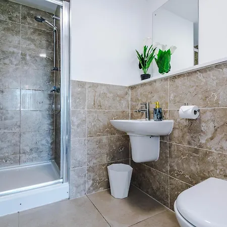 Lux Livin' - Luxury 5 Bed Centre *