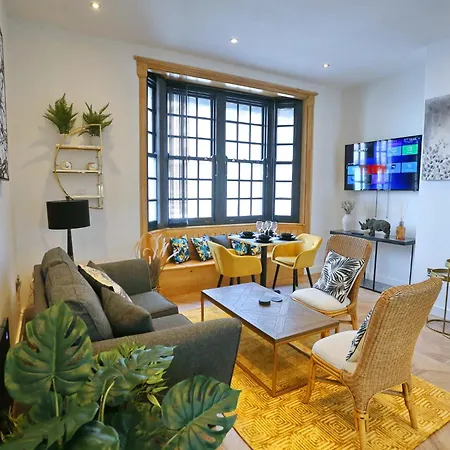 Pass The Keys Beautifully Restored 3 Bed Flat In Centre Apartment *