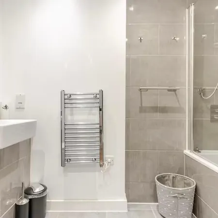 Luxury 1 Bedroom Apartment, Center With Balcony Manchester