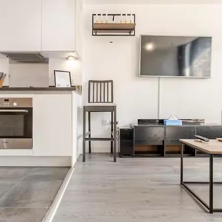 Luxury 1 Bedroom Apartment, Center With Balcony アパート
