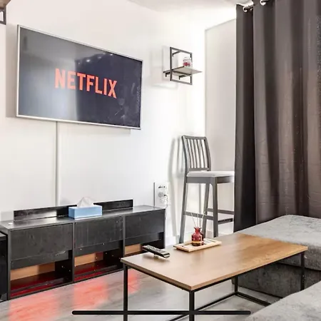 Luxury 1 Bedroom Apartment, Center With Balcony *