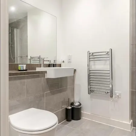 Luxury 1 Bedroom Apartment, Center With Balcony *