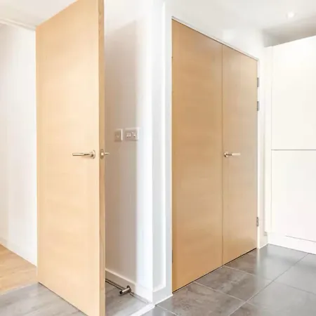 Luxury 1 Bedroom Apartment, Center With Balcony