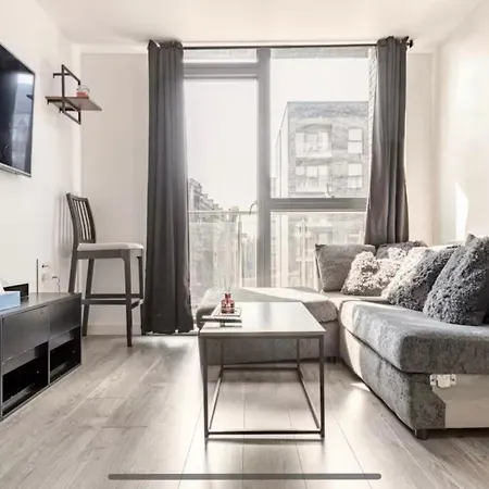 Luxury 1 Bedroom Apartment, Center With Balcony *