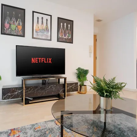 Lux Livin' - Luxury 2 Bed Centre Free Parking Apartment *