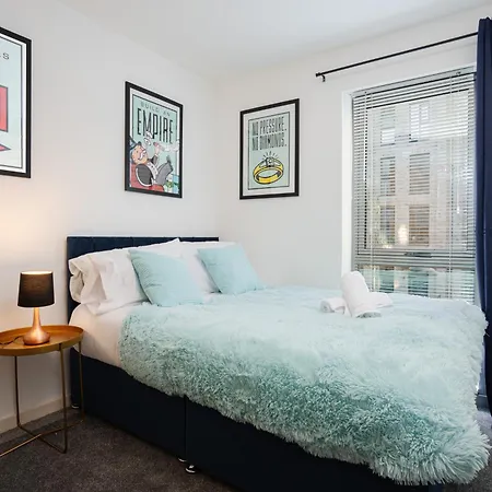 Lux Livin' - Luxury 2 Bed Centre Free Parking Apartment