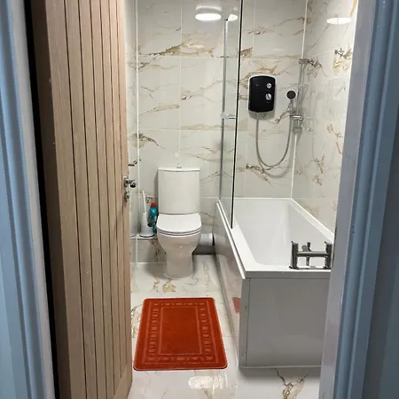 1 Bedroom Flat - Airport - 7 Mins To Man - Staycations & Business Stays! * מנצ'סטר