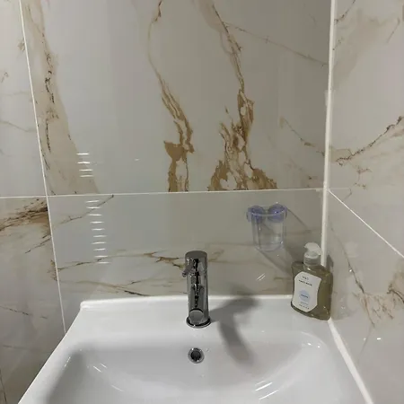 1 Bedroom Flat - Airport - 7 Mins To Man - Staycations & Business Stays! דירה *