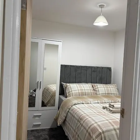 Apartamento 1 Bedroom Flat - Airport - 7 Mins To Man - Staycations & Business Stays! *