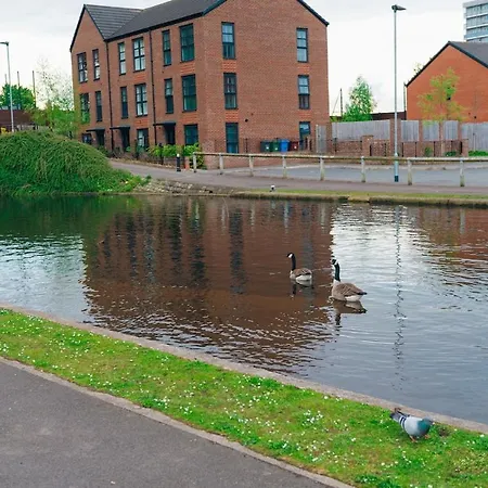 Διαμέρισμα Hive Near Etihad Coop Live *