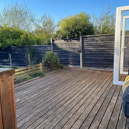Spacious 3 Bed With Driveway بيت للعطل