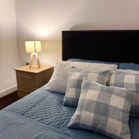 公寓 Chic Trafford Apartment, Private Underground Parking, Fast Wi-fi, Self Check-in Anytime, 5 Mins To Old Trafford Stadium