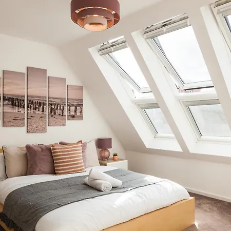 Luxury Sleeps 9 With Hot Tub & Pool Apartment