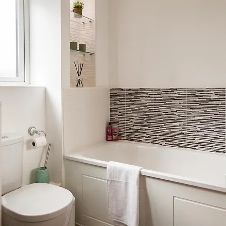 Luxury Sleeps 9 With Hot Tub & Pool