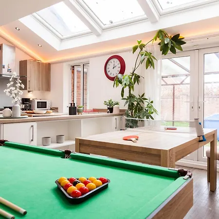 Luxury Sleeps 9 With Hot Tub & Pool * Manchester