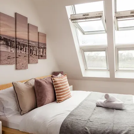 Apartment Luxury Sleeps 9 With Hot Tub & Pool