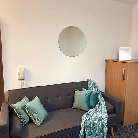 Modern And Cosy 1 Bedroom In The Heart Of In Trafford, Private Parking, Free Wi Fi, Self Check In And Late Check In Any Time Perfect Location Apartment Manchester