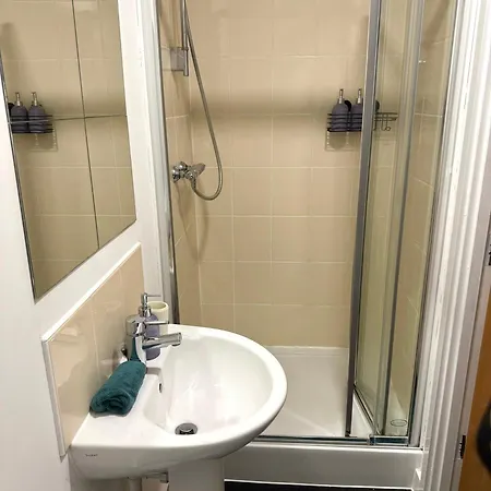 Apartment Modern And Cosy 1 Bedroom In The Heart Of In Trafford, Private Parking, Free Wi Fi, Self Check In And Late Check In Any Time Perfect Location