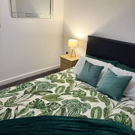 Modern And Cosy 1 Bedroom In The Heart Of In Trafford, Private Parking, Free Wi Fi, Self Check In And Late Check In Any Time Perfect Location Apartment *