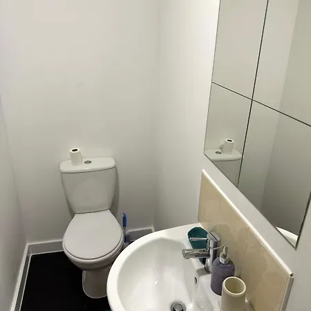 The Trafford Luxe , Garage Parking, Self Check-in Anytime - Perfect For Late Arrivals, Ultra- Fast Wi-fi, 5 Mins To Old Trafford Stadium Daire Manchester