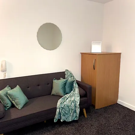 Modern And Cosy 1 Bedroom In The Heart Of In Trafford, Private Parking, Free Wi Fi, Self Check In And Late Check In Any Time Perfect Location *