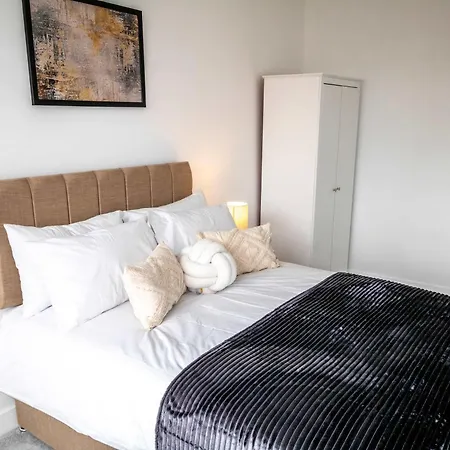 Modern And Sleek 2 Bed Flat In Apartment *