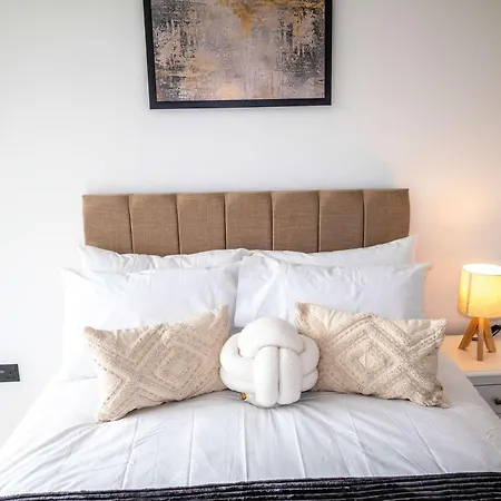 Apartment Modern And Sleek 2 Bed Flat In *