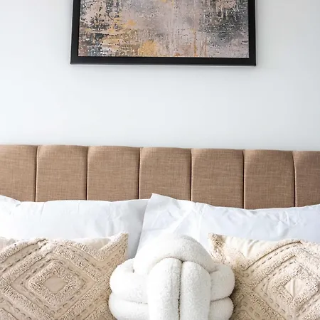 Modern And Sleek 2 Bed Flat In