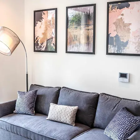 Modern And Sleek 2 Bed Flat In