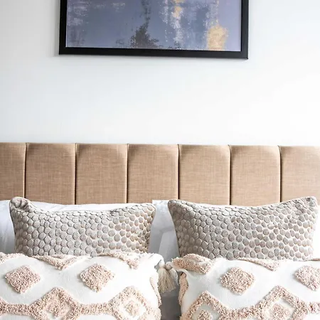 Modern And Sleek 2 Bed Flat In Apartment *