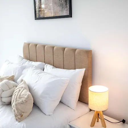 Apartment Modern And Sleek 2 Bed Flat In *