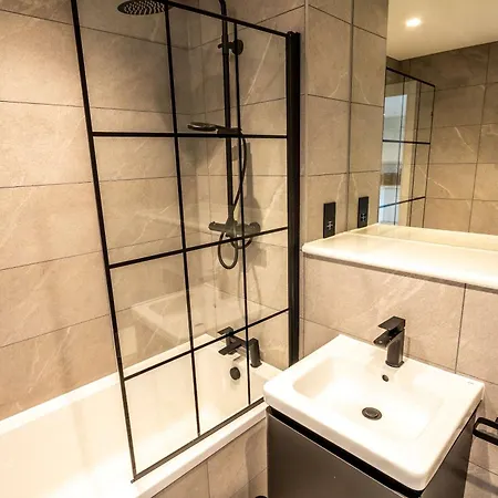 Modern And Sleek 2 Bed Flat In Apartment *