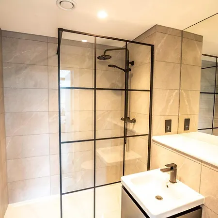 Apartament Modern And Sleek 2 Bed Flat In *