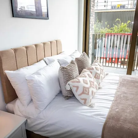 Modern And Sleek 2 Bed Flat In * Manchester