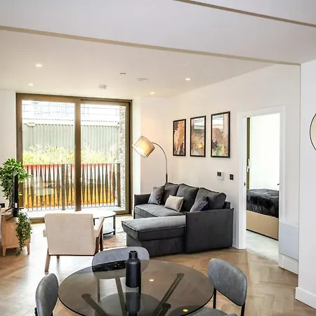 Modern And Sleek 2 Bed Flat In Apartament