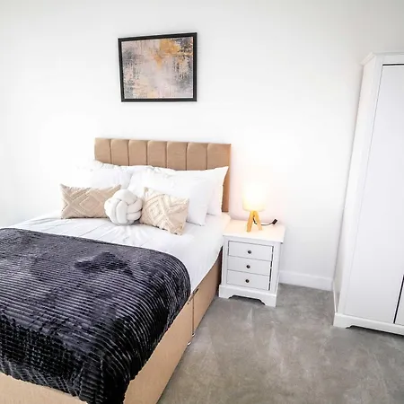 Modern And Sleek 2 Bed Flat In Apartment *