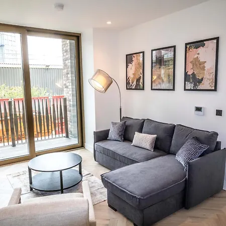 Modern And Sleek 2 Bed Flat In Apartment Manchester