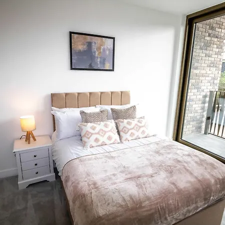 Apartment Modern And Sleek 2 Bed Flat In *