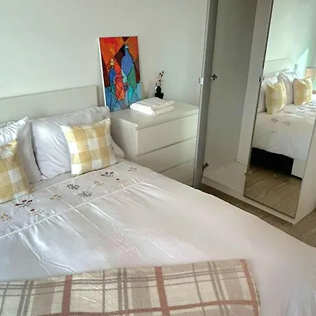 1 Bed-sleeps 2-private Balcony-10 Min Centre * Манчестер